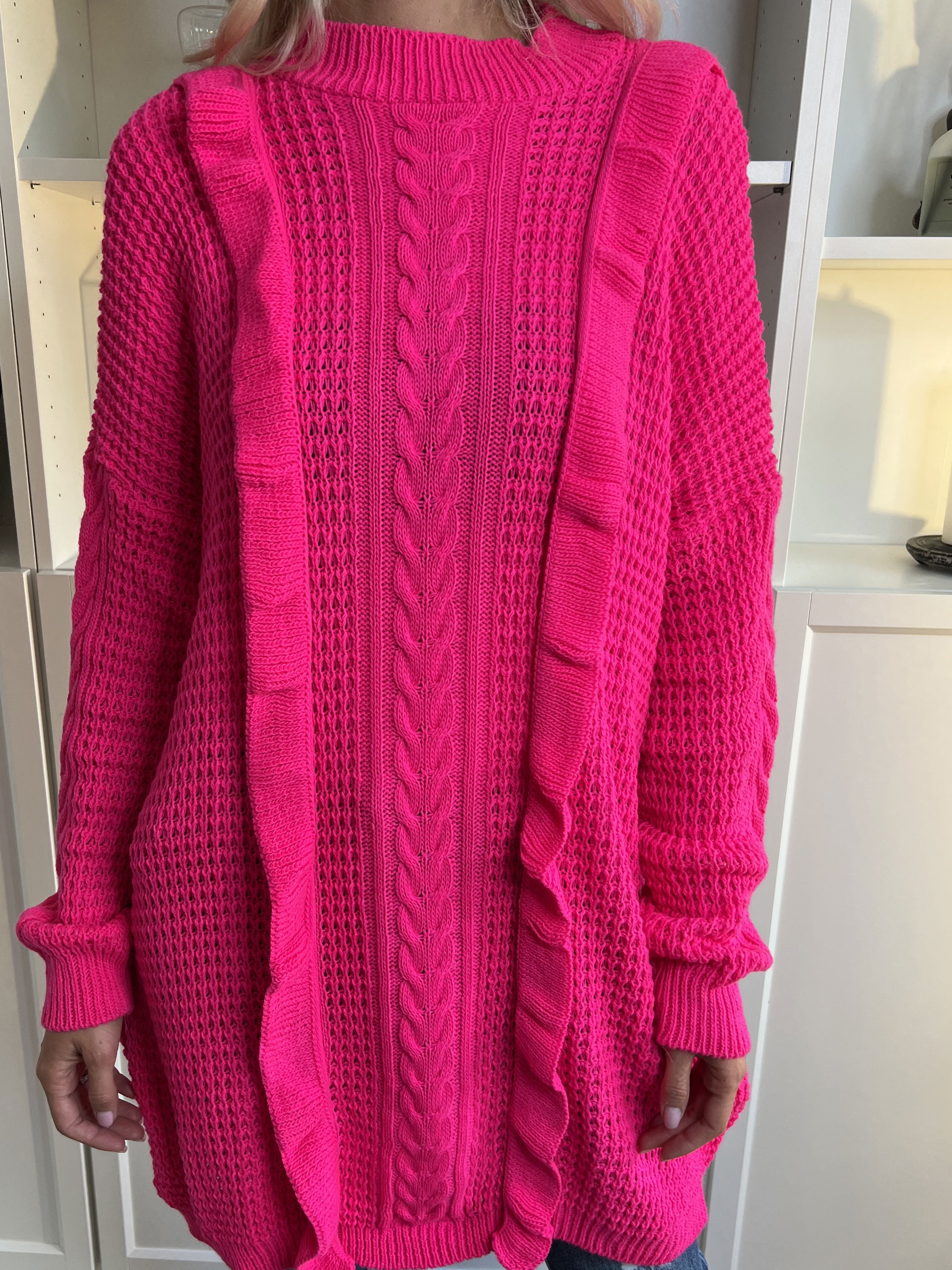 Lalisa - Söt stickad klänning med kabelstickning och volanger